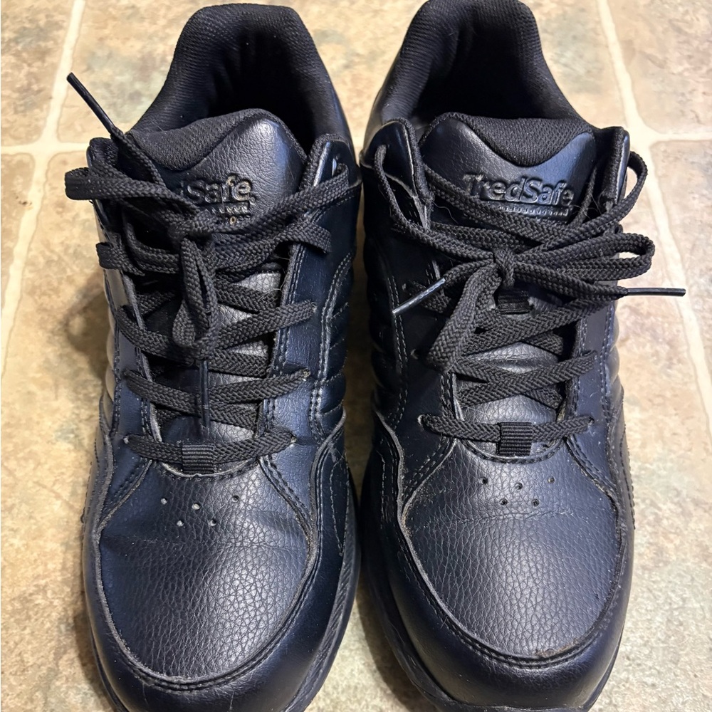 Ladies Tred Safe oil and slip resistant shoes size 8W